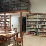 Entriamo e siamo accolti da una sala lettura le cui pareti sono scandite da scaffali colmi di volumi